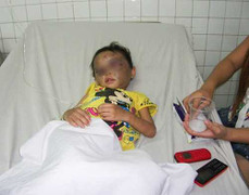 Bé gái 4 tuổi bị mẹ và dượng hành hung chấn động não