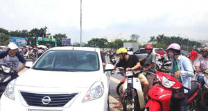 Vé trận Việt Nam - Nhật Bản: Phe vé đang mệt mỏi chèo kéo khách