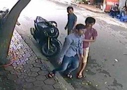 Clip: Say thuốc lào ngã ra đường, đi dật dờ như zombie