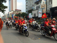 Clip nóng: CĐV Việt Nam diễu hành về Mỹ Đình