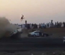 Lết bánh bất thành, xe ôtô lăn tròn như trái bóng