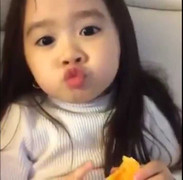 Clip: Bé gái nói tiếng Anh khiến ai xem cũng phải yêu