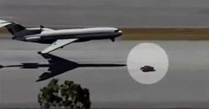 Xe tải lao ra đỡ bánh trước máy bay như phim hành động