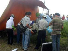 Thi thể người phụ nữ thối rữa trên ruộng