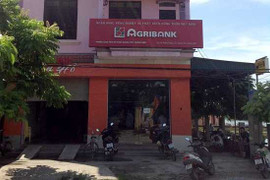 Dở khóc dở cười lĩnh lương qua thẻ nơi không có ATM