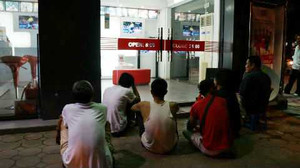 Muôn kiểu xem bóng đá 'độc' của dân Thủ đô