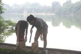 Giới trẻ Hà Nội 'thi nhau' nhặt rác quanh Hồ Gươm