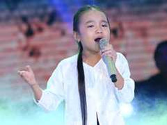 Hoàng Kim Quỳnh Anh hát 'Xa khơi' đầy cảm xúc