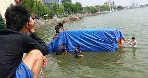 Hà Nội: Ô tô 16 chỗ lao đầu xuống Hồ Tây