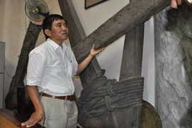 ‘Gã khùng’ và khúc gỗ mục bạc tỉ dưới sông Hồng