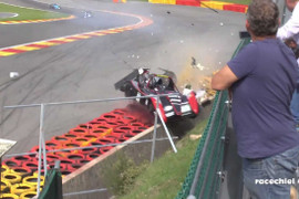 Ôtô quay tít, nát bét trên đường đua