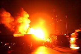 Clip: Lửa ngùn ngụt thiêu rụi công ty sách Phú Yên