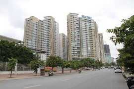 Tại sao nhà cao tầng không nên dùng cửa sổ mở quay ra ngoài?