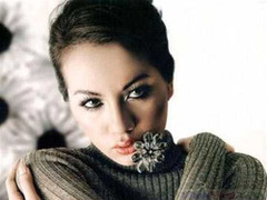 Siêu mẫu Ngọc Thúy kiện mẹ ruột đòi 5 căn biệt thự