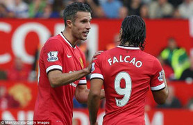 Van Gaal 'trảm' Van Persie, lấy chỗ cho Falcao?