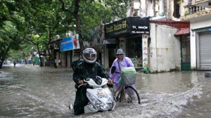 Clip: Bão số 3 đổ bộ, Hà Nội có nguy cơ ngập nặng