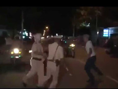 Clip: Bị dừng xe, 'quái xế' hung hăng đạp cảnh sát giao thông