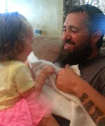 Bố quá khác sau khi cạo râu làm con khóc thét