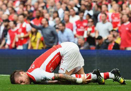 Hàng thủ Arsenal què quặt trước trận gặp Dortmund