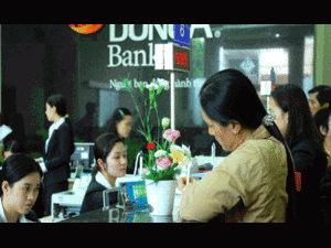 Ngân hàng Đông Á: Giảm quỹ lương, sa thải hàng loạt