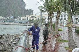 Cấp gió tăng nhanh, Quảng Ninh gồng mình chống bão