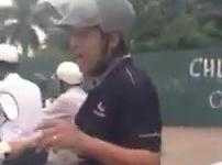 Clip: Hồn nhiên hát vang trong lúc đợi đèn đỏ ở Hà Nội