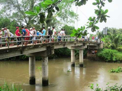 Thi thể nam thanh niên trôi trên sông Bảo Định