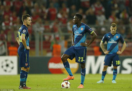 Arsenal run rẩy thất trận, Liverpool thắng nhờ bù giờ