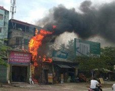 Cột điện bốc cháy giữa thủ đô, dân hoảng loạn tháo chạy