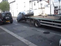 Bị bắt xe, tài xế lao ôtô xuống từ xe tải kéo chạy trốn