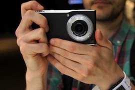 Panasonic ra mắt smartphone lai máy ảnh