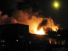 Công ty mực in phát hỏa, khói lửa bao trùm cả thị xã