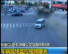 Clip: Xe tải lật nhào, đâm 8 người chết tại chỗ