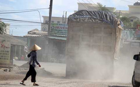 Xe quá tải rầm rập như trảy hội, thách thức bộ trưởng Thăng