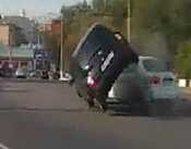 Clip: Hai ôtô chồm lên nhau như ngựa giữa phố