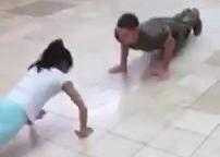 Thiếu nữ gày gò đánh bại thiếu sinh quân vạm vỡ