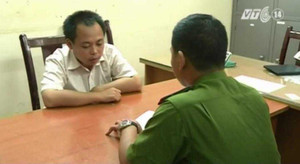 Clip: Kẻ bắt cóc con tin tại cơ quan công an