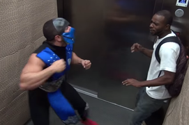 Mặc đồ game vào thang máy múa võ làm nhiều người thất kinh