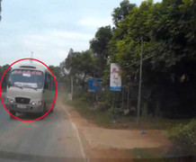 Clip: Hung thần xe khách lấn tuyến, vượt ẩu suýt gây tai nạn thảm khốc