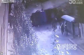 Vào cua gấp, xe tải giết chết 8 người