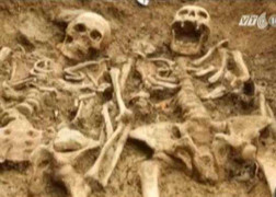 Clip: Hai bộ xương nắm tay nhau suốt 700 năm dưới mộ