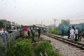 Tàu hỏa đâm container, đầu máy văng khỏi đường ray