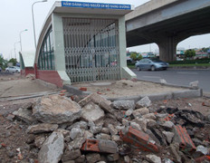 Hầm chui trăm tỷ bỏ không, dân leo dải phân cách sang đường