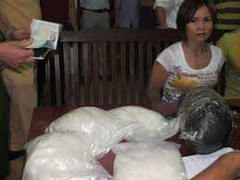 Nữ quái tàng trữ ma túy trong túi bột đậu xanh