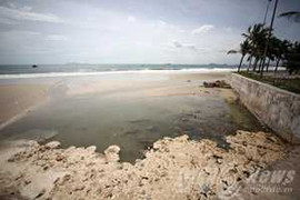 Những 'vết sẹo' xấu xí trên bãi biển đẹp nhất hành tinh