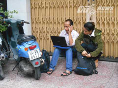 Táo tợn cướp laptop của phóng viên đang tác nghiệp