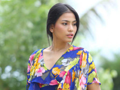 Trương Thị May tung tăng dạo chơi trên biển