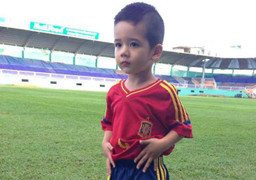 Con trai HLV Graechen ra sân tập cùng U19 Việt Nam