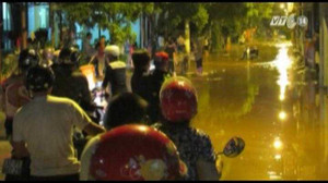 Clip: Cả thành phố Lạng Sơn thức giấc giữa đêm chạy lũ