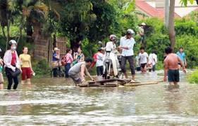 Mưa lũ biến thôn thành ốc đảo, 600 dân bị cô lập